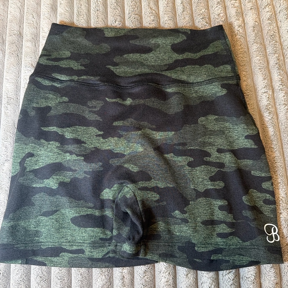 Bombshell Sportswear Green Camo Scrunch Butt Shorts | Estimated Size Small - Picture 3 of 7